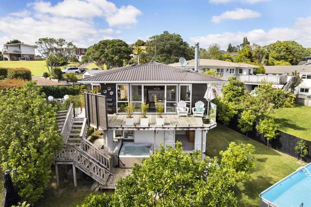 SPACIOUS FAMILY HOME IN SOUGHT-AFTER MAIRANGI BAY