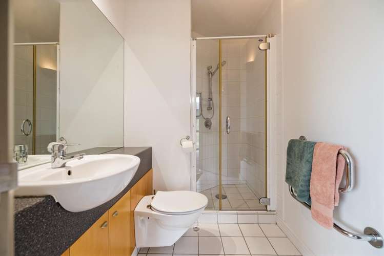 2/23 Adelaide Street Town Centre_10