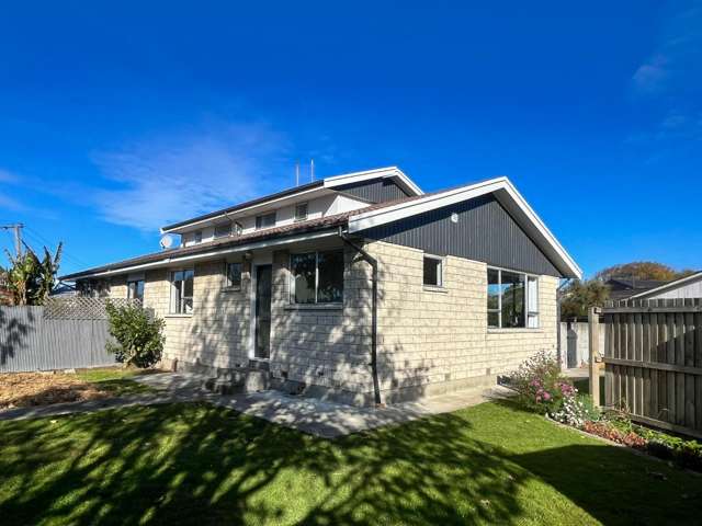 Quiet Lane, Tidy unit with big backyard!