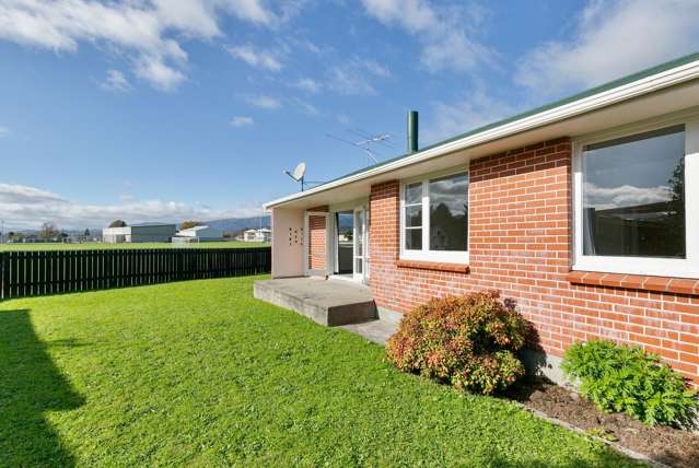 Sunny, Spacious and Move-In Ready * North Facing