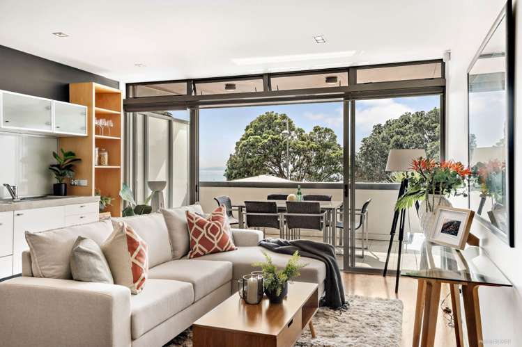 2/6 Beach Front Lane Browns Bay_4