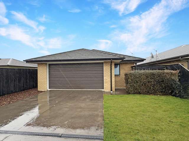 ROLLESTON - THREE BEDROOMS, HEAT PUMP, DOUBLE GARAGE