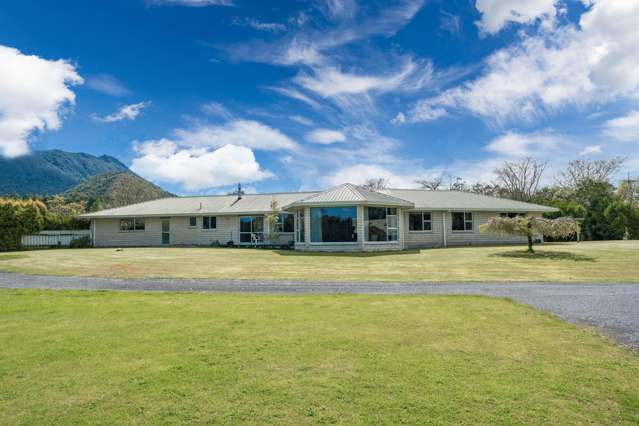 Live the lifestyle - minutes from town