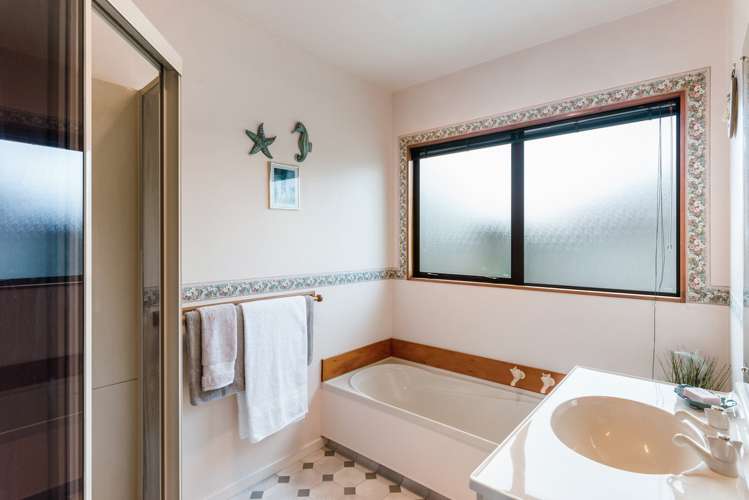 7 Beachwater Grove Paraparaumu Beach_18