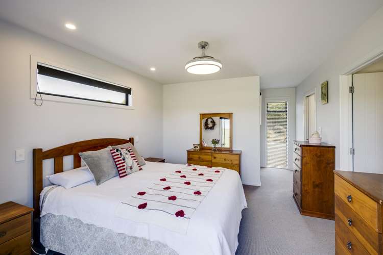 8 Riverview Drive Otane_21