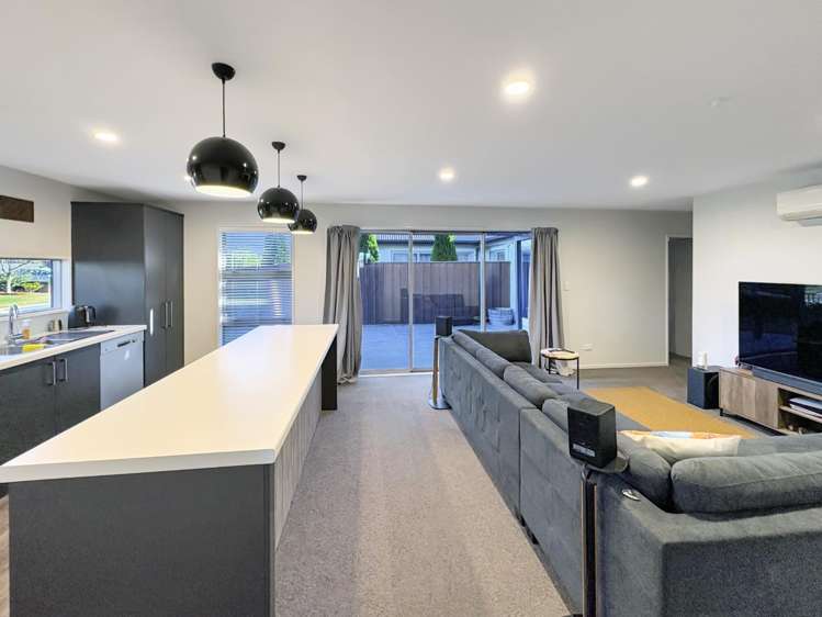 7 Farnborough Way 11103_3