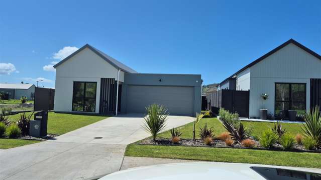 DESIGNER DELIGHT AT BAYSIDE by the SEA.