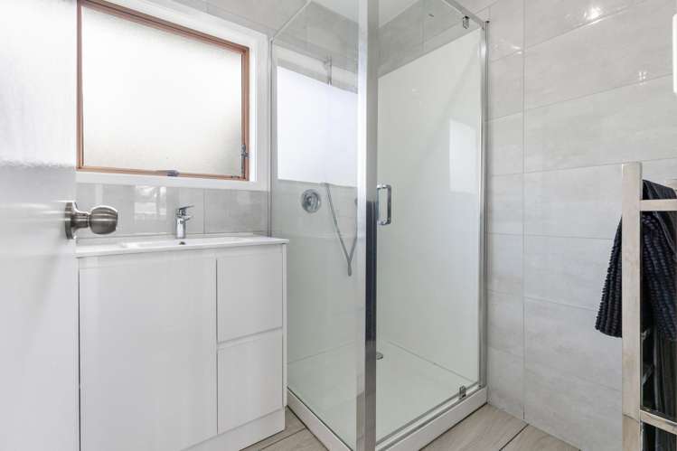 2/2 Forsythe Place Massey_13