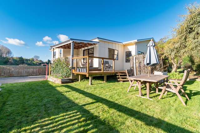 Country views, covered decks and great garaging