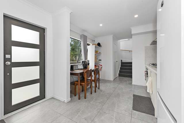 1/107 Knighton Road Hillcrest_2