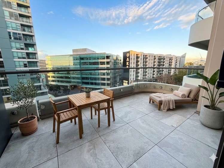 602/41 Beach Road City Centre_5