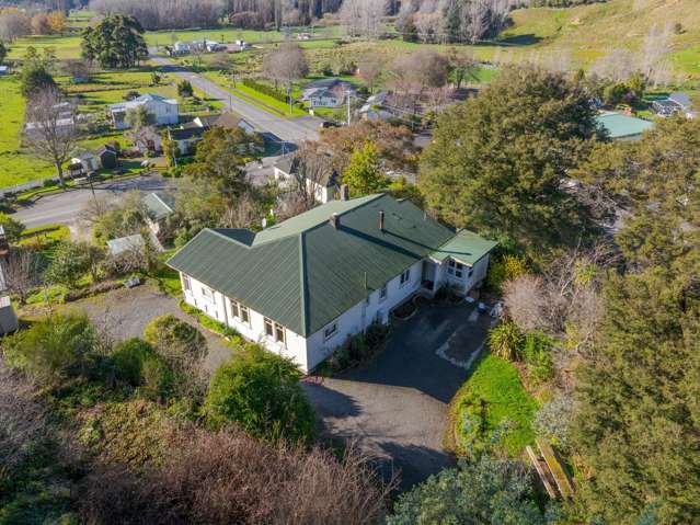 Iconic 200m2 Hill top Home on 1.4 Acres