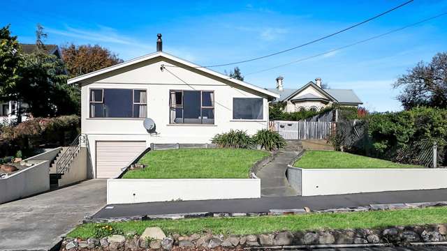 Oamaru - HOME ON A HILL