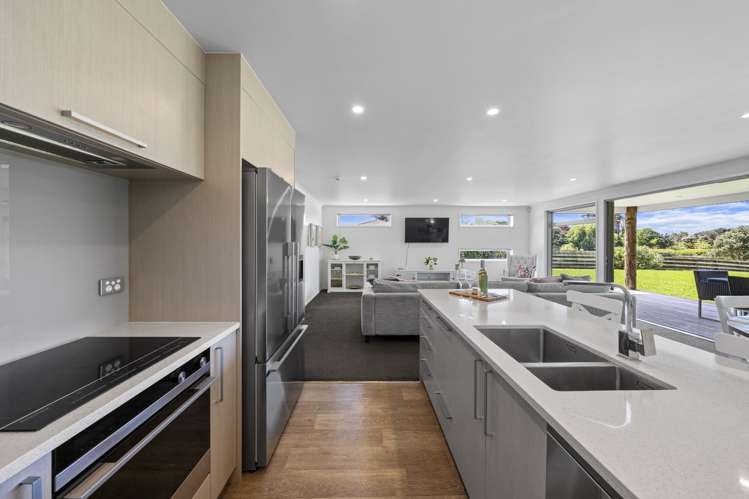 1158 East Coast Road Kaiaua_10