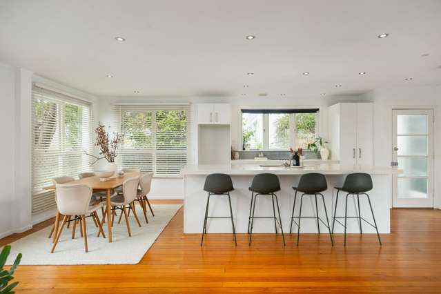 Retro Charm Modern Living: Ultimate Family Classic