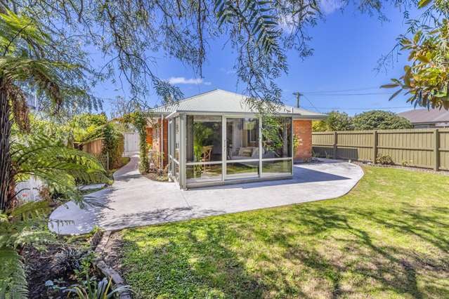 UNDER OFFER Sunny, Secure, Stylish