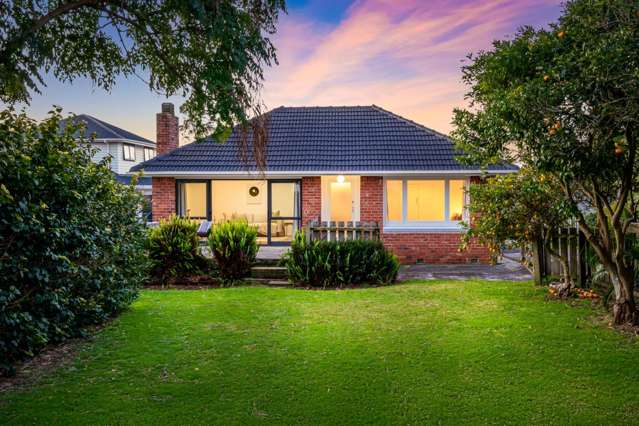 Peninsula Gem with Garden Bliss!