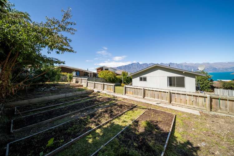 22 Wynyard Crescent Fernhill/Sunshine Bay_12