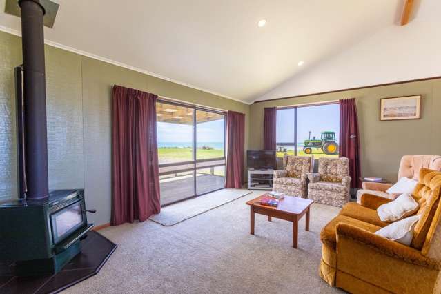 54 Akitio Esplanade Akitio_4