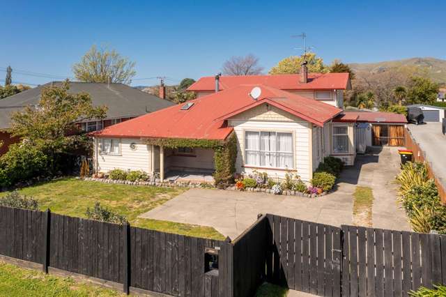 Large Living on Maxwell Road