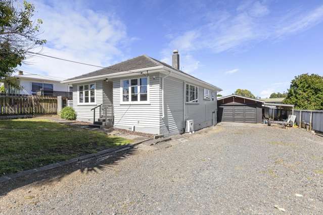 4-Bedroom Family Home on 862sqm - Walk to Town!