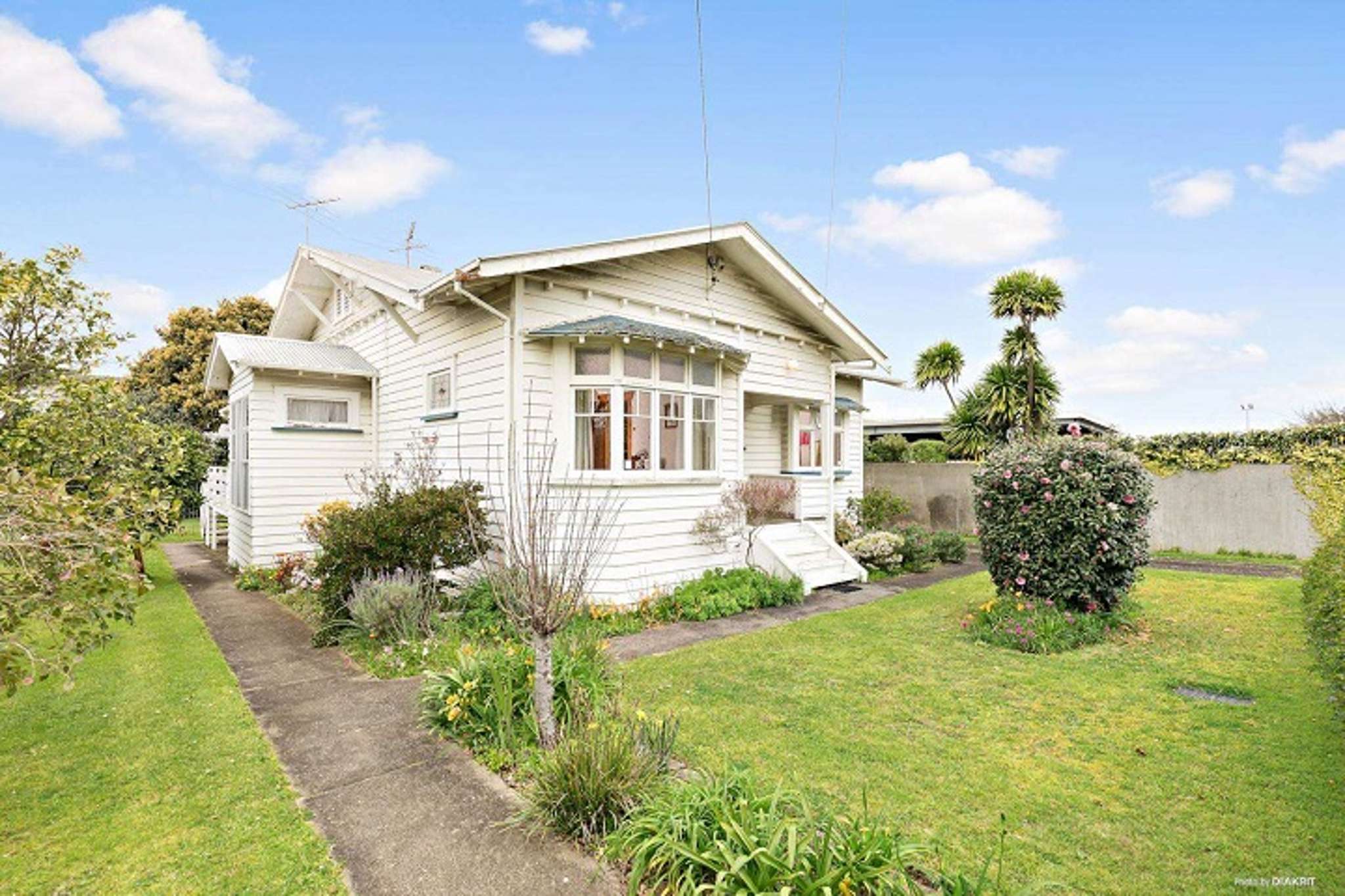 Auctioneer stunned as tired bungalow sells for $3m - $1.6m above CV