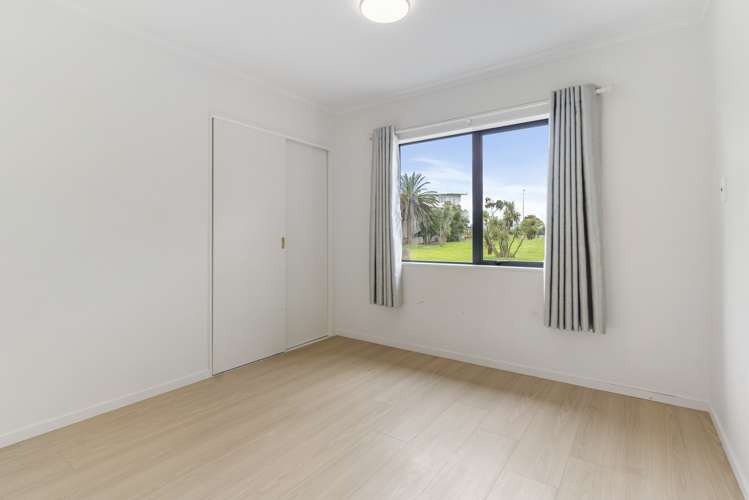 34 Frank Bunce Grove Flat Bush_11