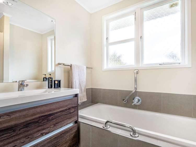 40 Roger Street Pukehangi_11