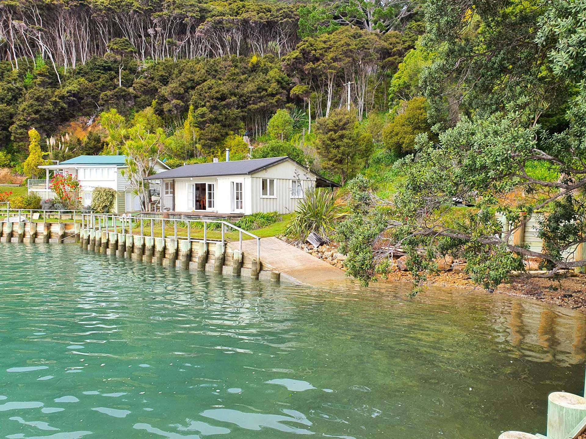 219-222/DP7675 Bon Accord Harbour Kawau Island_0
