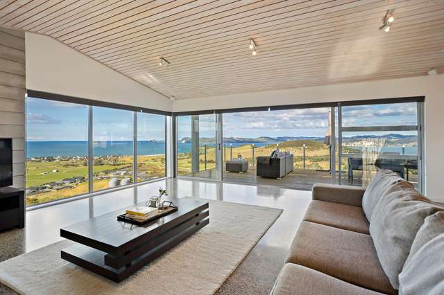 LARGE HOME, EVEN LARGER VIEWS !