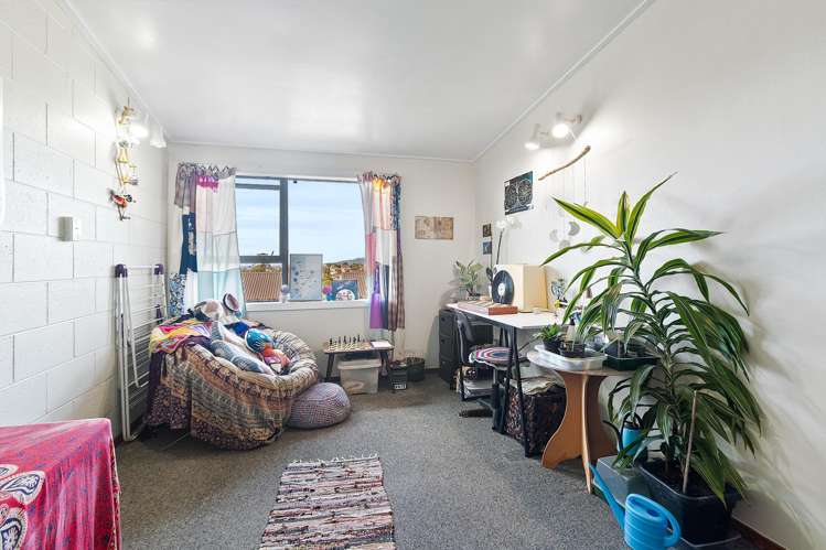 1 & 2/135 Glenfield Road Hillcrest_5