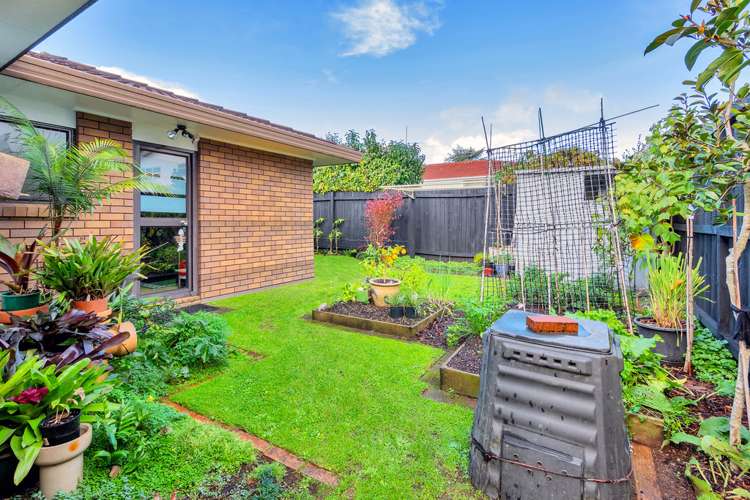 2/51 Beach Road Pahurehure_4