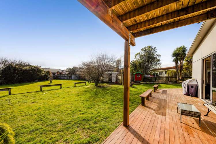 17 Elizabeth Grove Stratford_21