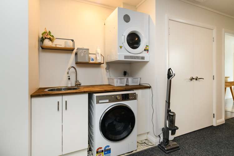 7 Roots Street East Feilding_12