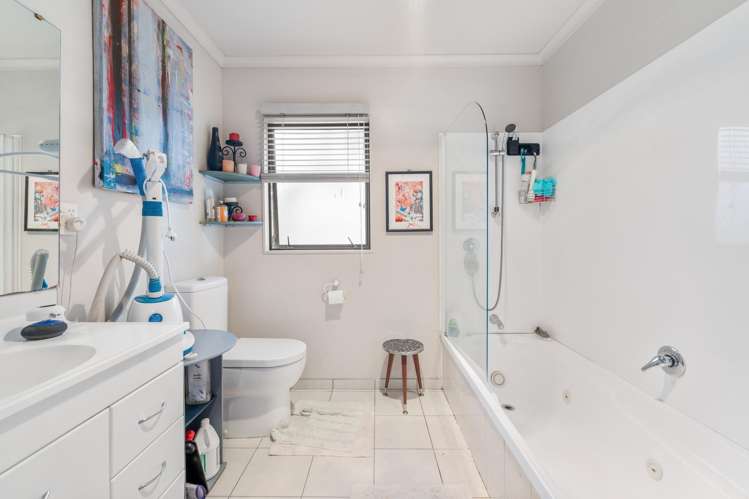 81 Royal Road Massey_13