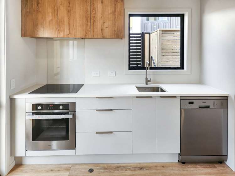 6/7 Wainuiomata Road 10629_1