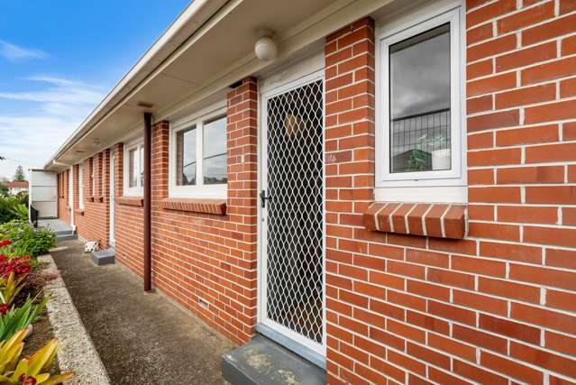 ***Renovated 2 Bedroom Brick Unit in the Heart of Takapuna – Water & Lawns Included***