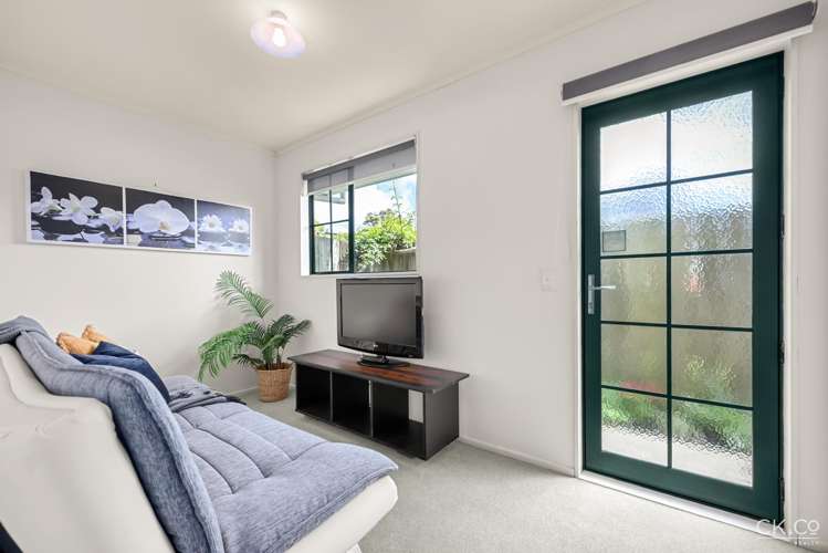 2/118 Whites Line East Waiwhetu_12