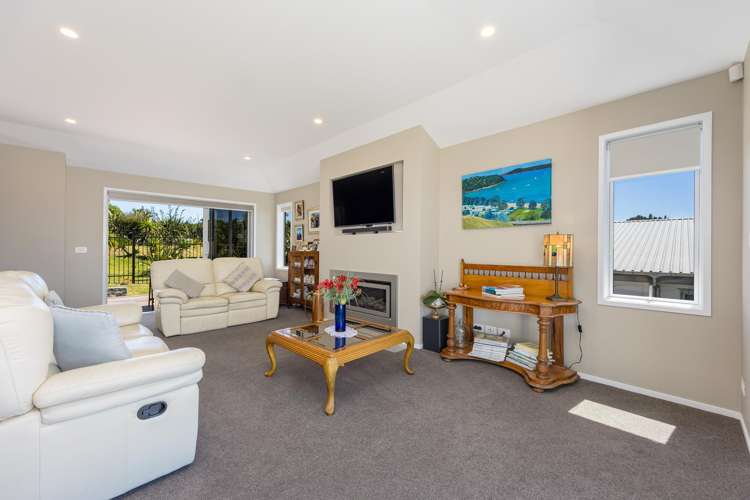 18 Pleasant Way Matakatia_10