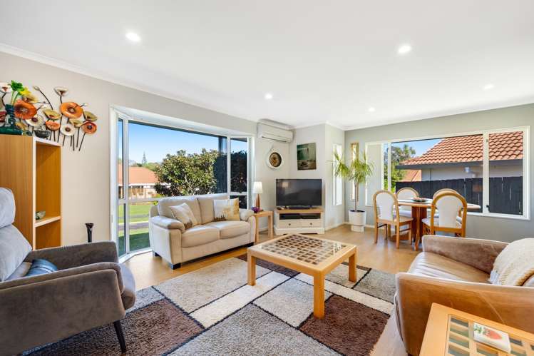 11 Gillett Place Botany Downs_1