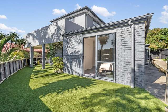 Design elegance, exceptional beachside location.