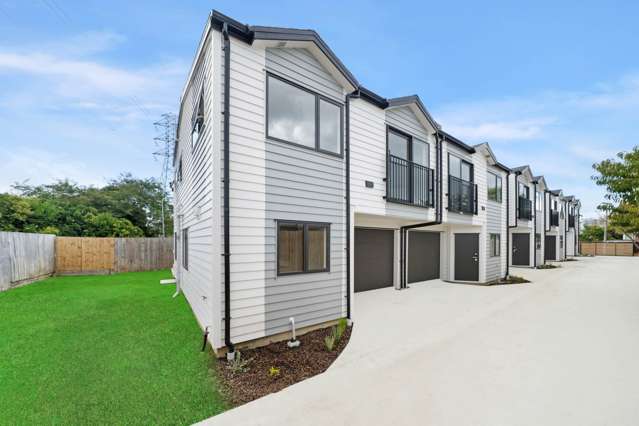 Brand New & Standalone Home – 2 Ensuites!