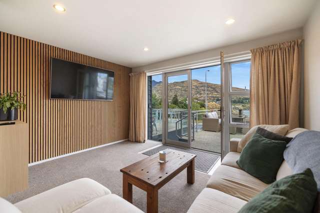 Location, lifestyle & lake views