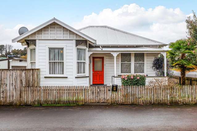 Charming modernised villa – walk to town!