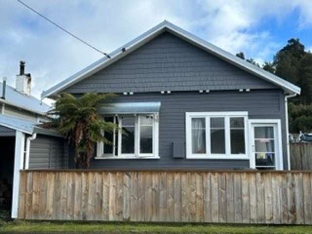 TAIHAPE - TWO BEDROOMS + large sunroom