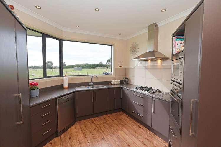 203 Pomona Road East_2