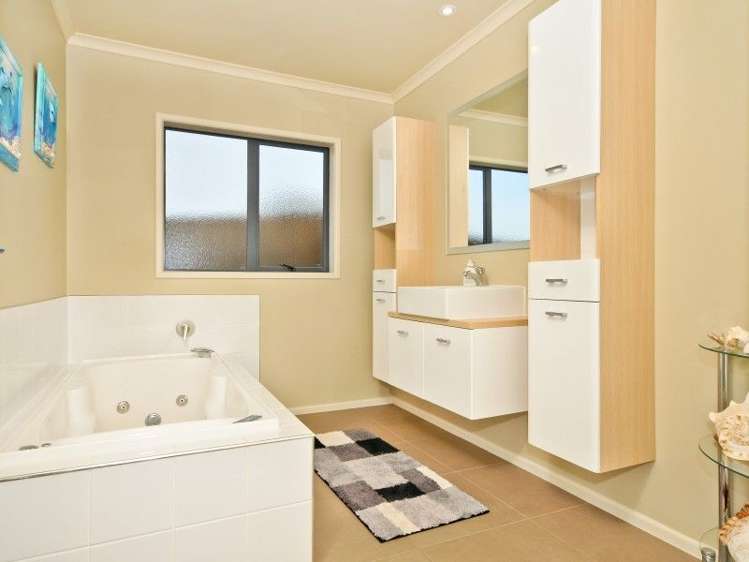 92 Farnborough Drive Grandview Heights_18