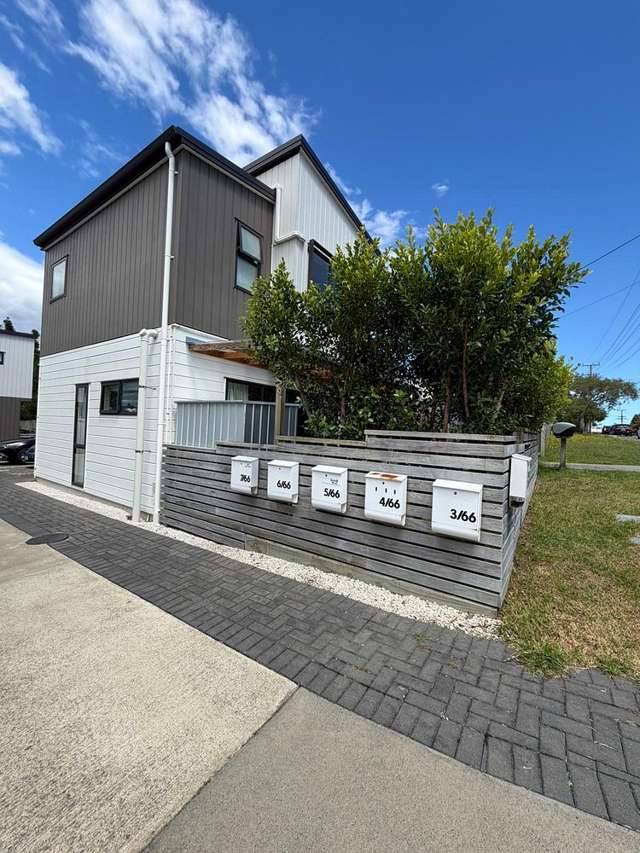 Modern 2BR Townhouse in Te Atatu!