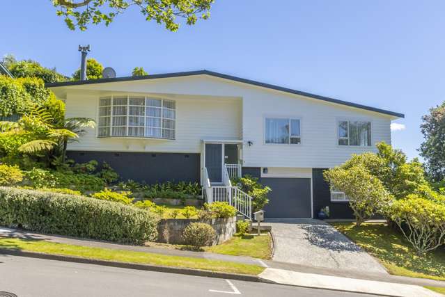 LOVELY TAWA FAMILY HOME