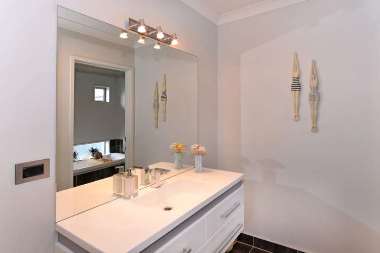 372 Princes Drive Britannia Heights_24